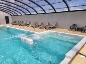 zone balnéo de la piscine couverte chauffée du camping les roches à Erquy