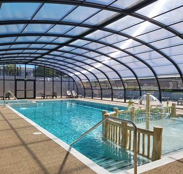 une piscine couverte à la bonne température