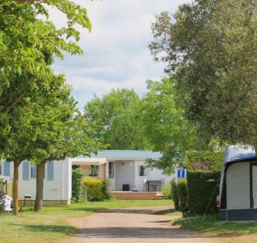 allée camping emplacements et mobilhomes vues mer