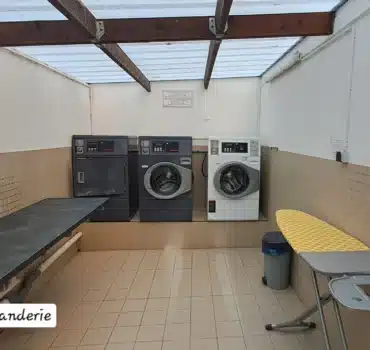 Buanderie machines à laver sèche linge table à repasser